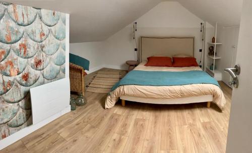 um quarto com uma cama e piso em madeira em Proche centre ville, gîte 4 étoiles avec piscine em Dijon
