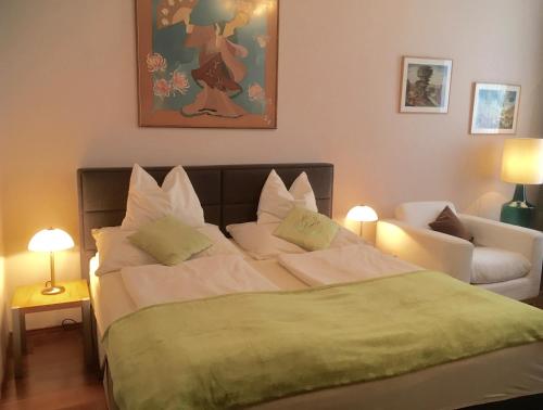 1 dormitorio con 1 cama grande y 1 sofá en Apartment Philadelphia Vienna, en Viena