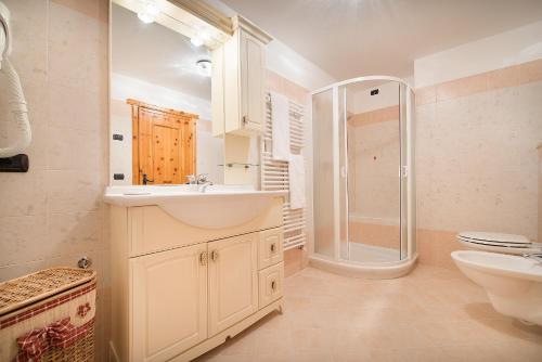 een badkamer met een wastafel, een toilet en een douche bij Casa Faifer mountain holiday Livigno in Livigno