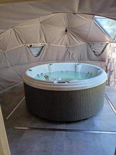 Luxury Glamp في Bańska Niżna: حوض استحمام ساخن كبير في خيمة