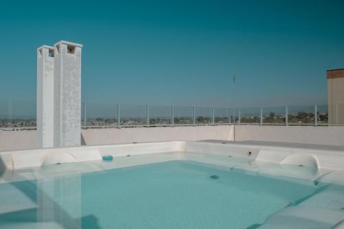 une piscine sur le toit d'un bâtiment dans l'établissement Departamento con vista a las montañas + garage, à Salta