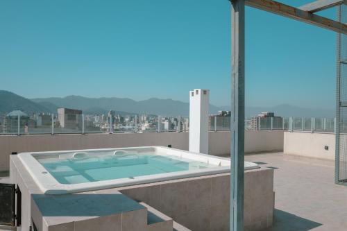 a hot tub on the roof of a building at Departamento con vista a las montañas + garage in Salta