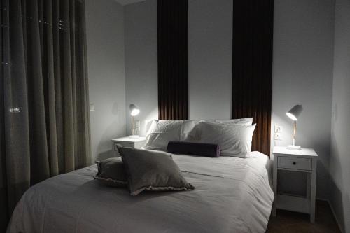 A bed or beds in a room at #G30 Chic 1 BR apartment in the centre of Volos
