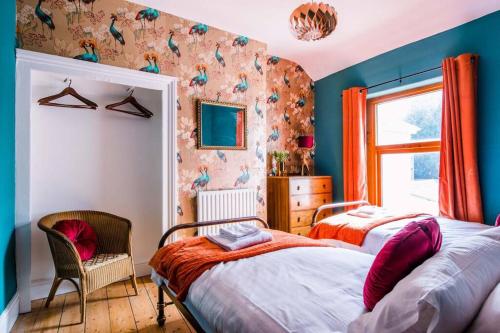 um quarto com 2 camas e uma janela em Gorgeous Victorian house sleeps 6 in Cardiff em Cardiff