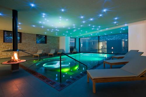 a swimming pool with a fireplace in a living room at Bad Horn - Hotel & Spa in Horn