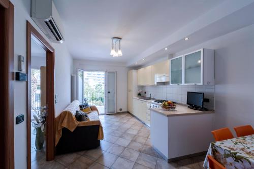 cocina y sala de estar con sofá y mesa en Residence Dolcemare en San Benedetto del Tronto