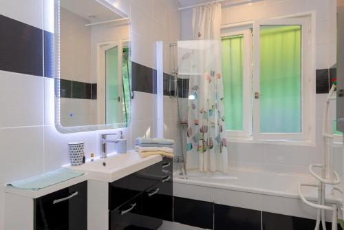 Un baño de Maison dans un parc de verdure