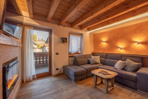 a living room with a couch and a fireplace at Ciandolada Wellness in Vodo Cadore