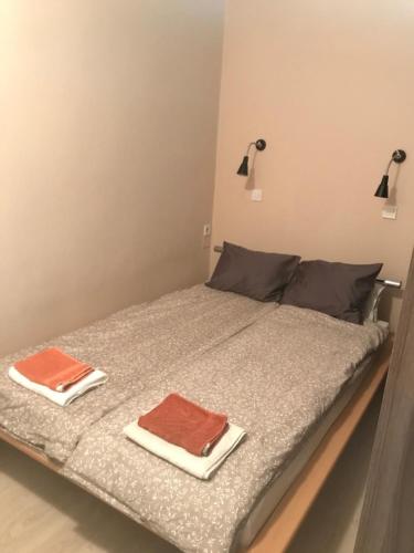 1 dormitorio con 1 cama con 2 toallas en Diszkrét szállás, en Szekszárd