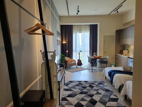 Habitación de hotel con cama y comedor en The Perfect Getaway @ Tamarind Suites, Netflix 300Mbps, en Cyberjaya