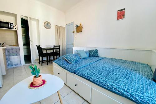 une chambre avec un lit et une table dedans dans l'établissement Charming Studio ideal for Congresses and Holidays LIVE IN GAZAGNAIRE, à Cannes
