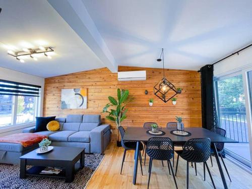 un salon avec un canapé, une table et des chaises dans l'établissement Complexe LIVTremblant by Gestion ELITE - LIV4, à Mont-Tremblant