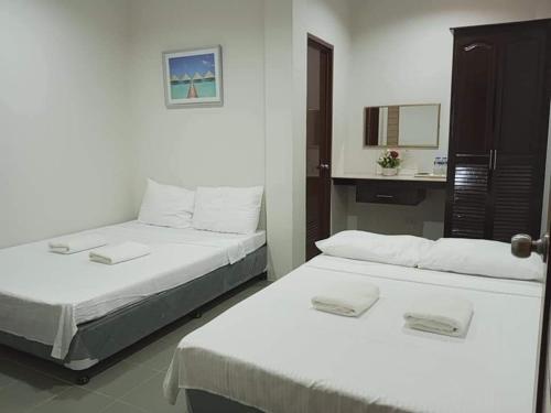 - une chambre avec 2 lits et un miroir dans l'établissement EL SUEÑO RESORT, à Dauin