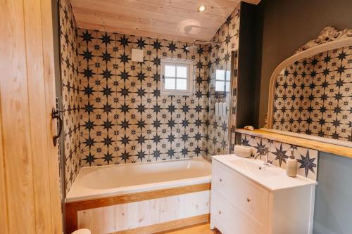 La salle de bains est pourvue d'une baignoire et d'un lavabo. dans l'établissement Beautiful Cottage in Bredfield near to Woodbridge on the Suffolk Coast, à Bredfield