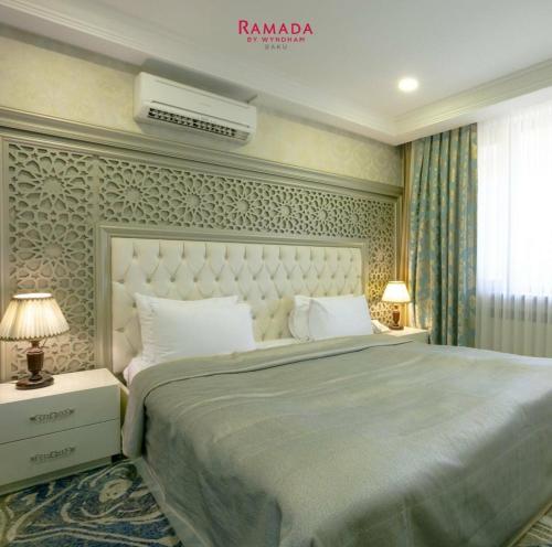Ramada by Wyndham Bakuにあるベッド