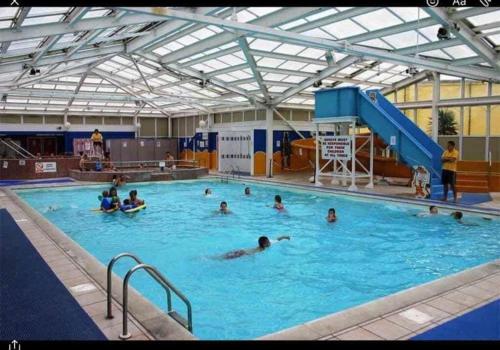 un grupo de personas en una gran piscina en Coastfields 3 bed 8 berth holiday home, en Ingoldmells