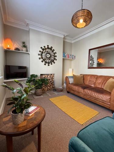 un soggiorno con divano e tavolo di Beautiful 2 bedroom townhouse. a Darlington