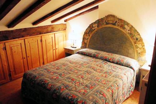 1 dormitorio con 1 cama grande en una habitación en Brici's House 69 en Passo del Tonale