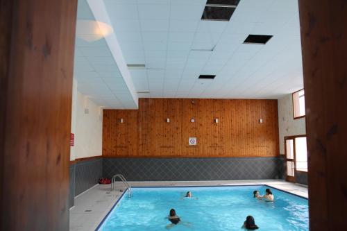 een groep mensen die zwemmen in een zwembad bij travelski home select - Résidence Les Hauts de Valmeinier 4 stars in Valmeinier