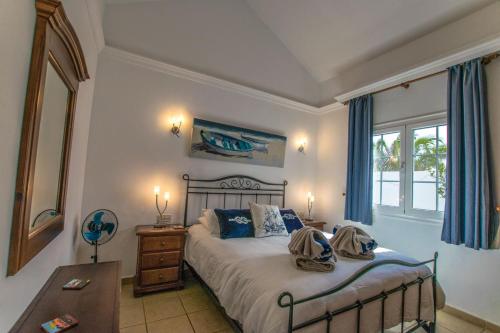 een slaapkamer met een bed en een raam bij Villa Alegranza - LH190 By Villas Now Ltd in Playa Blanca