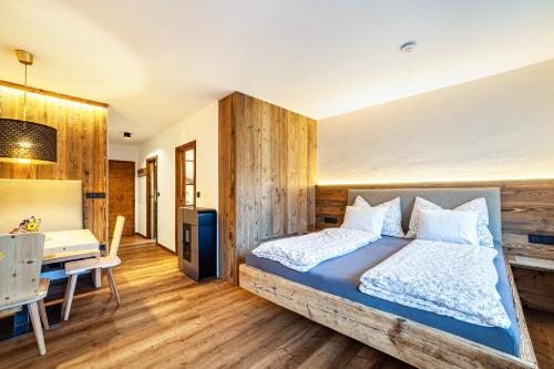 a bedroom with a bed and a desk in a room at Ferienwohnung Kuppelwies 363 in Ultimo