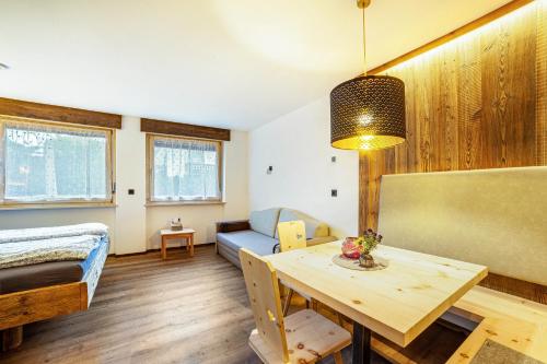 a living room with a table and a couch at Ferienwohnung Kuppelwies 363 in Ultimo
