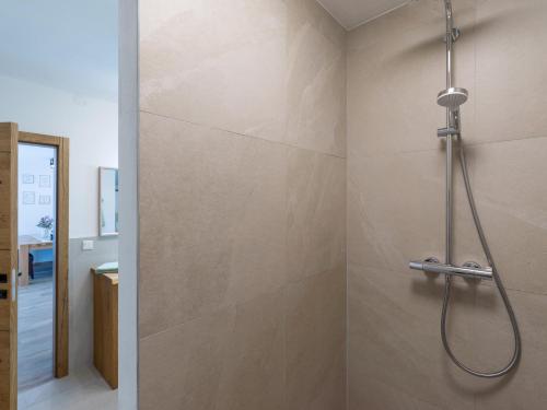 y baño con ducha con cabezal de ducha. en Apartment Heimatliebe, en Scheffau am Wilden Kaiser