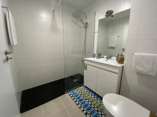 y baño con ducha, aseo y lavamanos. en Apartamento Oliveira, en Funchal