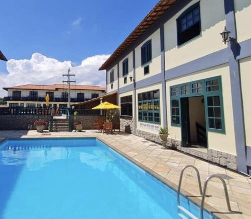 a swimming pool in front of a building at Apto Duplex, Peró - Cabo Frio. Conforto, Piscina, Beira Mar. in Cabo Frio