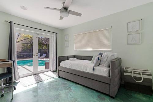 1 dormitorio con 1 cama y puerta a la piscina en Heated Pool I Soundproof Home I Firepit I 630Mbps en Hollywood