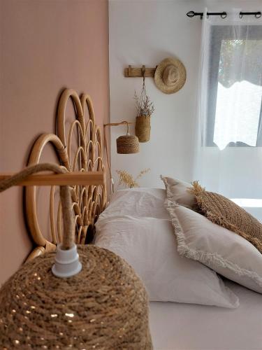 a bedroom with a bed with a wooden head board at Villa Couleur Nature in Salazie
