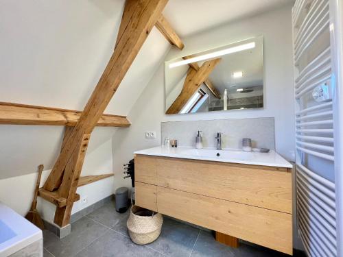 bagno con lavandino e specchio di COC - Villa La Finca ad Audembert