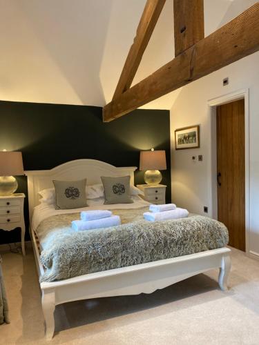 een slaapkamer met een bed met 2 kussens erop bij The Brosterfield Suite - Brosterfield Farm in Bakewell