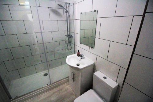 een badkamer met een toilet, een wastafel en een douche bij Keepers Rest Scarborough North Bay in Scarborough