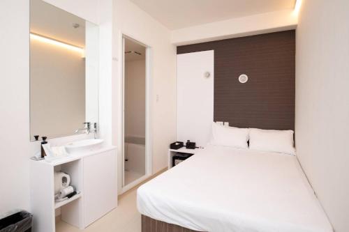 a bedroom with a white bed and a sink at Mutsumi Building - Vacation STAY 00543v in Tokyo
