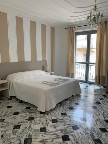 um quarto branco com uma cama e uma grande janela em Il Ravot em Druento