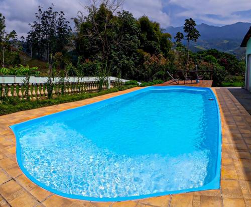 聖弗朗西斯澤維爾的住宿－Pousada Ilumina，庭院里的一个大型蓝色游泳池
