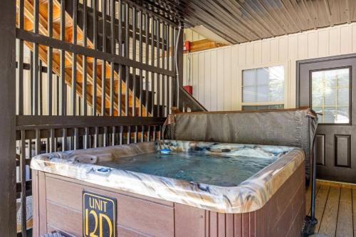 bañera de hidromasaje grande en una habitación con escalera en Poplar Point Condo Unit 12D, en Pigeon Forge