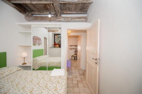 1 dormitorio con cama y espejo en White Elegant and Charming Country House near Rome, en Rocca di Papa