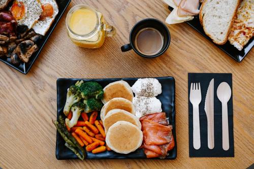 un plato de comida con pan y verduras y una taza de café en Pillow urban stay en Tesalónica