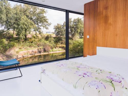 En eller flere senger på et rom på One bedroom property with lake view shared pool and enclosed garden at Montemor o Novoa