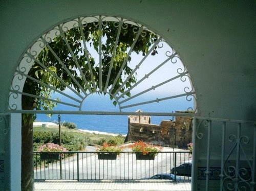 una puerta con vistas al océano desde el balcón en Apartamentos Balcón de Maro, en Maro