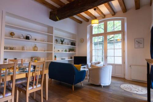 uma sala de estar com mesa e cadeiras em Maison au pied du Château-Cour-Proche Centre Ville em Saumur