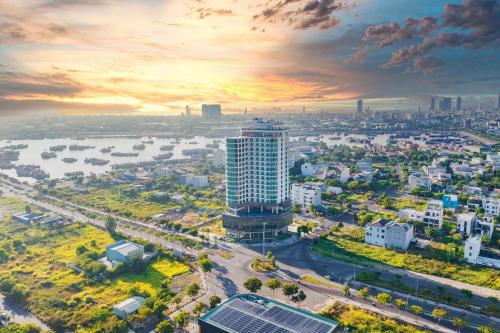 uma vista aérea de uma cidade ao pôr-do-sol em Alan Sea Hotel Danang em Da Nang