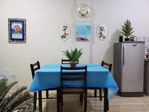 阿拉米諾斯的住宿－Camille's Residence，厨房配有蓝色桌椅和冰箱