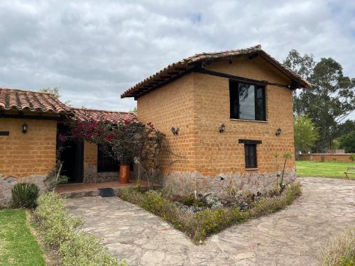 a brick house with a window on the side of it at Casona Ananda in Firavitoba