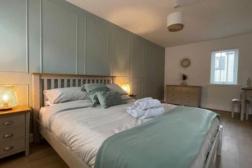 um quarto com uma cama grande e toalhas em Harbourside, Luxurious Elegant Holiday home with Bike store - Sleeps 6 em Wick