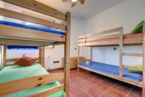 sypialnia z 2 łóżkami piętrowymi w domu w obiekcie Casa Luna Ronda w mieście Ronda