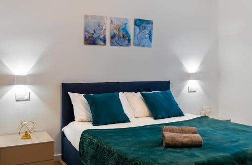 1 dormitorio con 1 cama de color azul y blanco en Appartamento San Giovanni - Affitti Brevi Italia en Milán