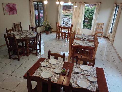 comedor con mesas y sillas de madera en Hosteria Andina en Esquel